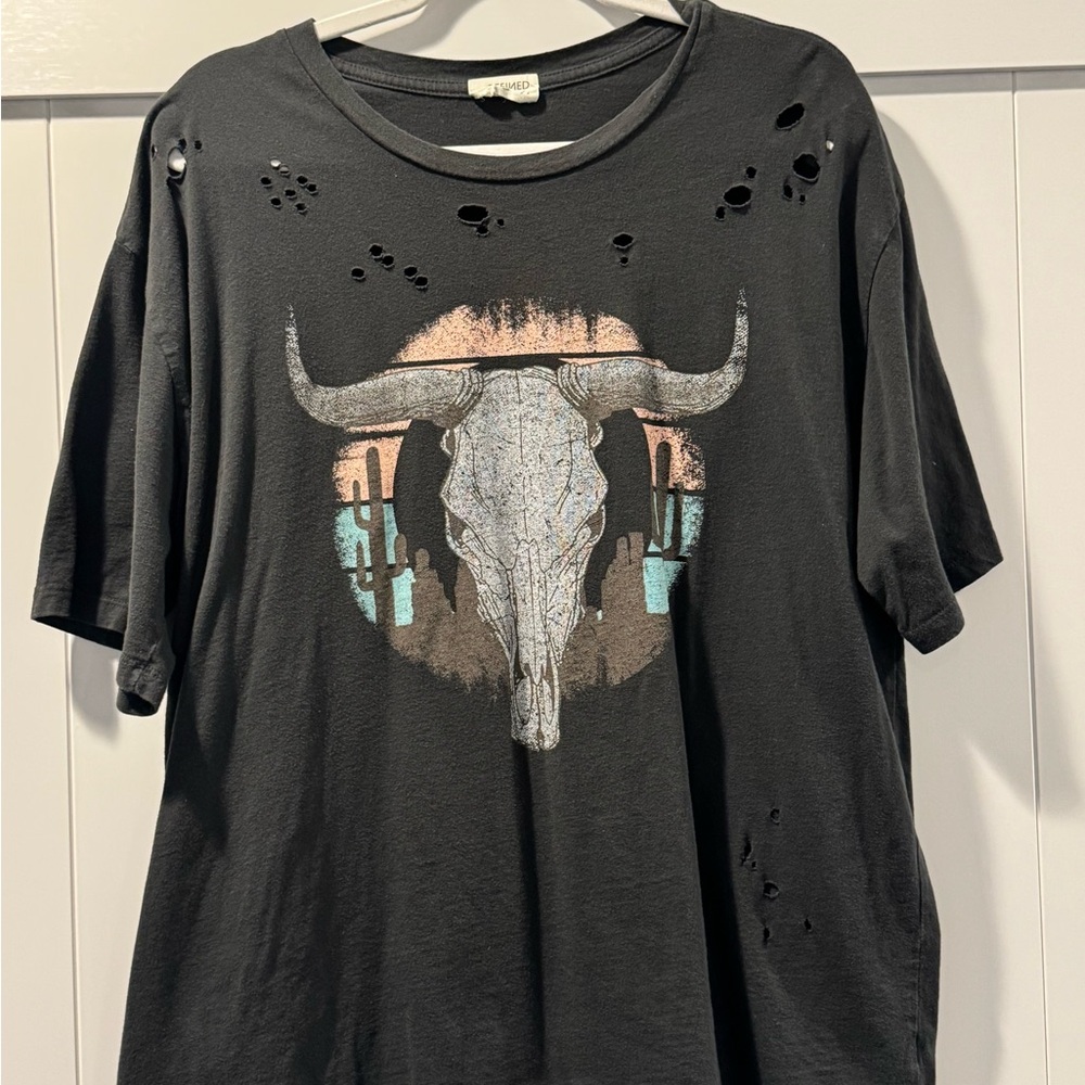 Distressed Black Graphic T-Shirt with Skull Design